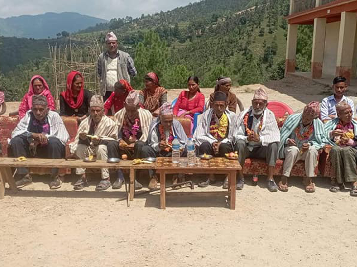 बुवाको मुख हेर्ने दिनमा जेष्ठ अभिभावक सम्मानित 